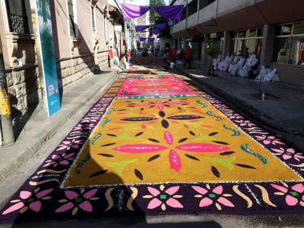 Más de 600 metros de tradición, las alfombras en el centro histórico son un esfuerzo coordinado entre la Iglesia y la Alcaldía, que convierte las calles en una galería al aire libre para recibir la Semana Mayor.
