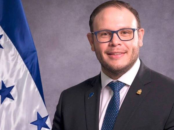 Adolfo Ráquel, diputado por el Partido Nacional, afirmó que el sueldo que percibe como legislador lo destina en gran parte a ayudas para la población.