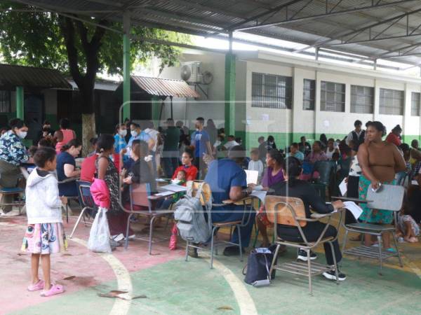Las fuertes lluvias que azotan el país debido al ingreso de un frente frío ha dejado a unas 200 familias afectadas, al igual que daños en las calles e inundaciones.