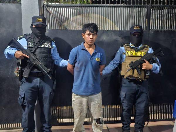 Agentes de la Policía Nacional ejecutaron la detención de Yeri Waldimer Sánchez Gonzáles, alias “Peso Pluma”, considerado como gatillero de la Pandilla 18 en el sector de Choloma, Cortés.