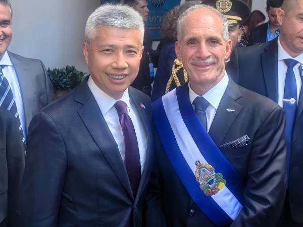 El 27 de enero del presente año, durante la investidura de Nasry Asfura, el presidente tuvo una pequeña reunión con el embajador chino en Honduras, Yu Bo.