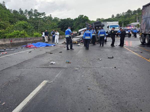 El accidente vial ocurrió a eso de las 4:20 de la tarde del miércoles, cuando una grúa colisionó con un bus de la Policía Nacional (PN), en el que viajaban 35 miembros de esa institución.