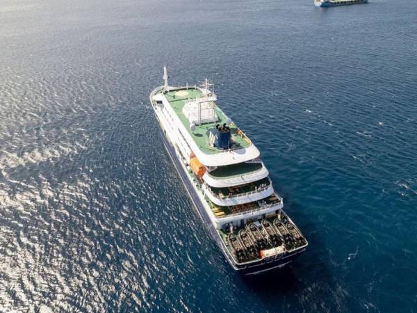 La empresa que opera el barco informó de que los otros dos enfermos son dos miembros de la tripulación que requieren atención médica urgente y a los que las autoridades caboverdianas no están permitiendo desembarcar.