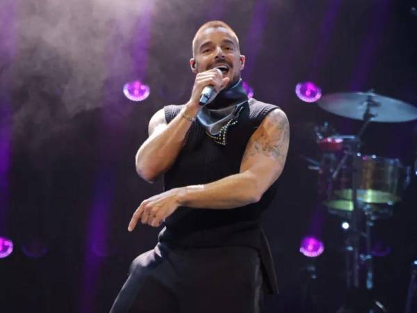 Como medida preventiva, el cantante y su equipo abandonaron el escenario mientras personal de seguridad atendía la situación.