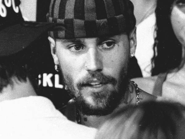 Swag II, el octavo disco de Justin Bieber, verá la luz este jueves a medianoche. Con este anuncio, el artista confirma su estrategia de lanzamientos inesperados tras el éxito de Swag.