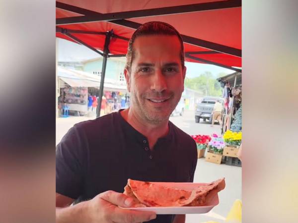 El Titi, Gregorio Pernía, fue grabado comiendo baleadas en la zona norte.