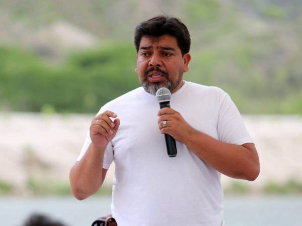 Néstor Mendoza es alcalde, empresario y disfruta cocinar. Es dueño del famoso Laberinto de Cipreses en Comayagua.