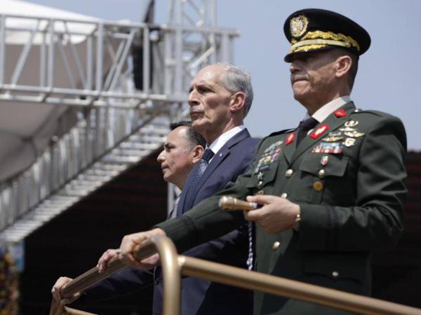 El presidente estuvo en la ceremonia de ascenso de 148 oficiales de las Fuerzas Armadas comprendidos entre los rangos de capitán y general de brigada.