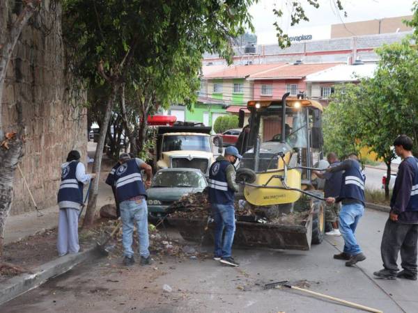 Desde el domingo 17 de enero, el edil realiza operativos integrales que incluyen retiro de grava suelta, limpieza de calles y desagües para proteger a la ciudadanía.