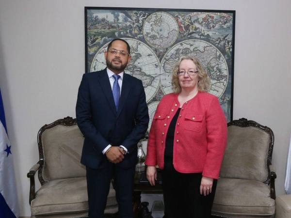 Colleen A. Hoey, encargada de Negocios de EE UU, se reunió con el fiscal Pablo Reyes para fortalecer la cooperación bilateral en la lucha contra el narcotráfico.