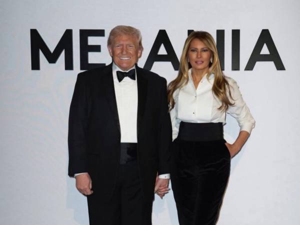 Tras su aparición en la Bolsa de Nueva York, la primera dama lanza una historia de esperanza y redención que promete sacudir la taquilla estadounidense este jueves.