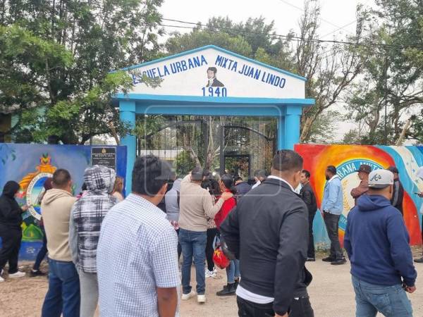 El centro educativo Juan Lindo tardó en abrir las urnas a los votantes, lo que generó largas filas.