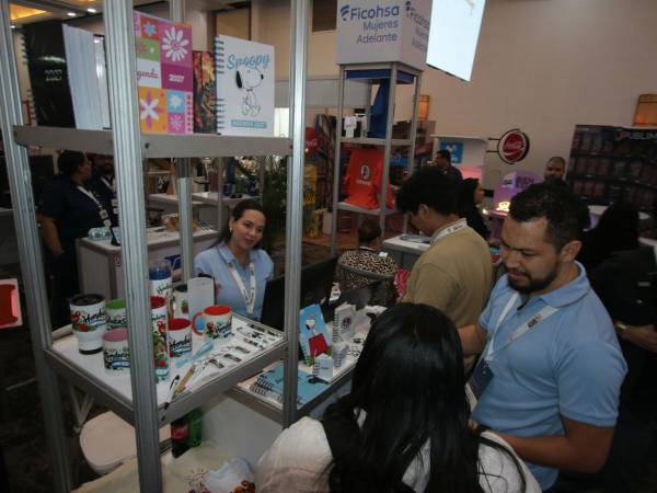 Las empresas y microempresas muestran sus productos y servicios al público que abarrotó el Centro de Convenciones del Hotel Honduras Maya, sede del evento.