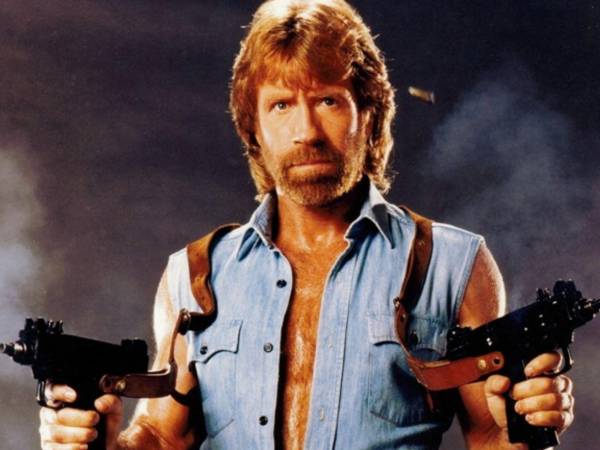 La familia de Chuck Norris confirmó su muerte en las primeras horas del viernes 20 de marzo a través de un comunicado publicado en sus redes sociales oficiales. Con profunda tristeza, nuestra familia anuncia el repentino fallecimiento de nuestro amado Chuck Norris ocurrido ayer por la mañana. Aunque preferimos mantener la privacidad sobre las circunstancias, queremos que sepan que estuvo rodeado de su familia y que falleció en paz, se leía en el mensaje.
