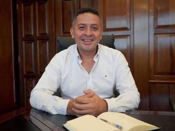 El alcalde se encontraba caminando junto a su pareja durante un desfile navideño en el municipio cuando, según diversas fuentes, fue atacado a balazos.