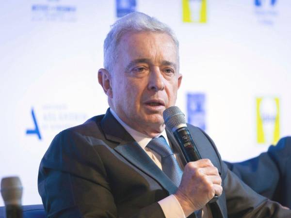 Álvaro Uribe fue citado por investigación de masacres en Colombia.