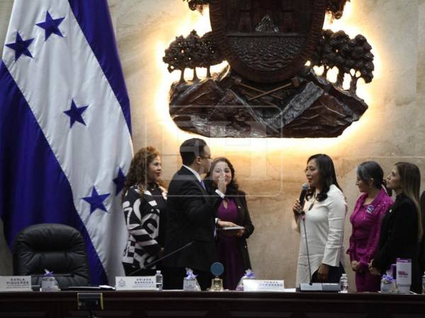 Luego de la lectura de la moción se procedió a la votación, la cual fue apoyada por los diputados del Partido Nacional y Partido Liberal, para posteriormente hacer la juramentación de ley.