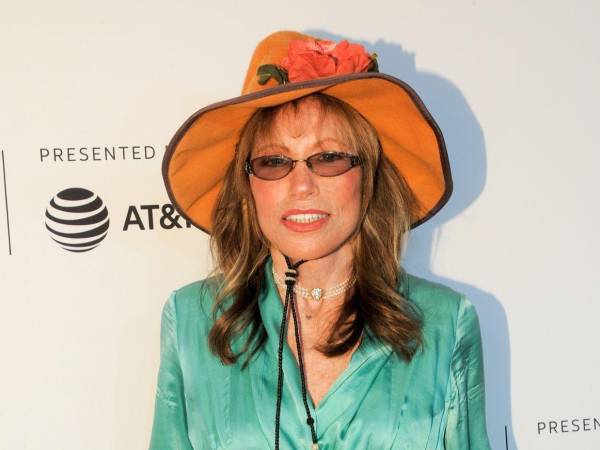Con Comes in Waves, Carly Simon busca reencontrarse con su público sin ocultar las razones de su ausencia.