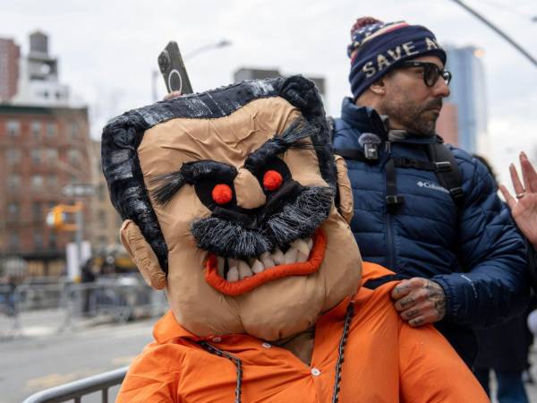 Dos grupos de manifestantes protagonizaron este jueves enfrentamientos y momentos de tensión ante la corte federal de Nueva York, horas antes de que el depuesto presidente de Venezuela, Nicolás Maduro, y su esposa, Cilia Flores, comparezcan de nuevo ante la justicia estadounidense, para manifestarse a favor y en contra de la detención del líder venezolano.