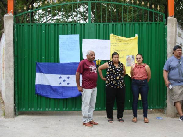 Las protestas continúan en escuelas e institutos de la capital, donde comunidades educativas rechazan la salida de vigilantes y personal de aseo.