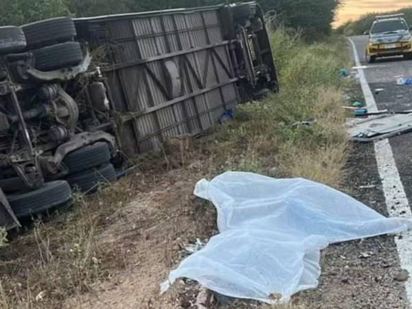 Siete baloncestistas fallecen al volcarse el autobús en que viajaban por Brasil.