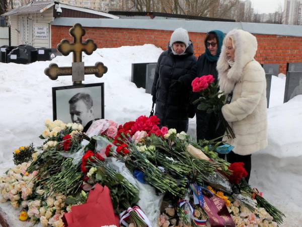 El cementerio Borísovski se ha convertido nuevamente en el epicentro de la resistencia silenciosa, donde una montaña de flores frescas ha cubierto casi por completo la sepultura del líder opositor Alexéi Navalny bajo la atenta vigilancia de las fuerzas de seguridad.