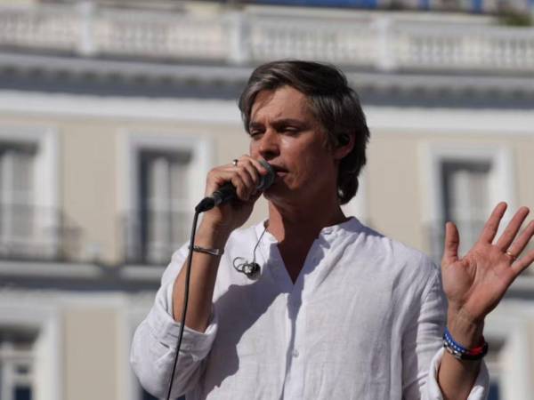 El cantante Carlos Baute se pronunció tras la controversia por cánticos en un acto en Madrid y pidió disculpas.