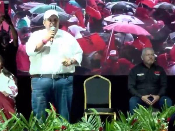 Con un tinte de humor, el actual alcalde capitalino continuó diciendo que no sabían que se iban a enfrentar con 300 libras de puro amor.