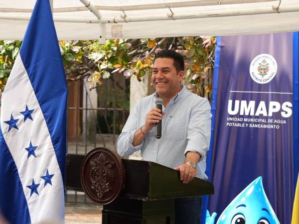 El alcalde Juan Diego Zelaya destacó el compromiso de la administración municipal con la eficiencia y sostenibilidad del servicio de agua potable.