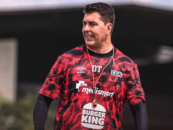 Bryan Ruíz o el ex Real España, Javier Sheriff Delgado, son opciones para ser el DT Interino de Alajuelense.