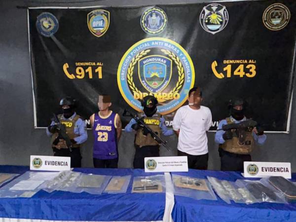 Los dos miembros de la Pandilla 18 conocidos como “Alegre” y “Quemado”, fueron capturados por agentes de la Dipampco en la colonia Calpules de San Pedro Sula, en posesión de armas, munición y drogas.