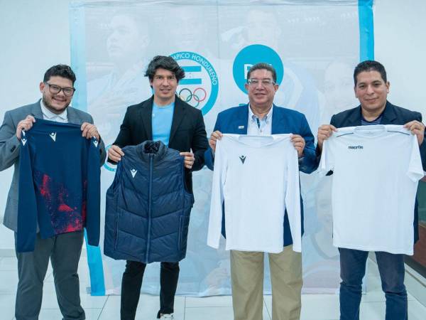 Las autoridades del COH junto a representantes de Macron tras la firma del acuerdo.