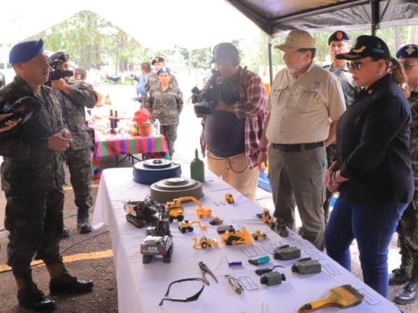 Los expertos de las Fuerzas Armadas explicaron sus funciones y el equipo que tienen para realizar actividades.