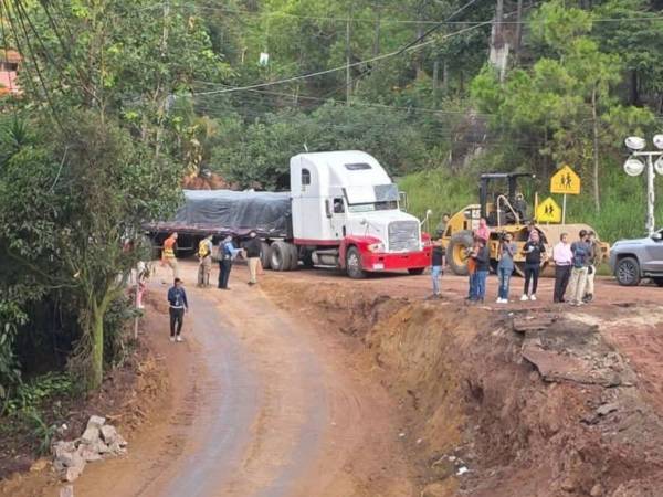 Pobladores de Santa Lucía y Valle de Ángeles piden a la SIT que agilice procesos de reparación en socavón ubicado en el kilómetro 12.