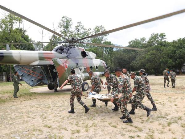 El rescate de la niña quedó registrado en un vídeo difundido por la Policía Armada de Nepal, que situó en casi 60 horas el tiempo transcurrido desde la riada hasta su localización.