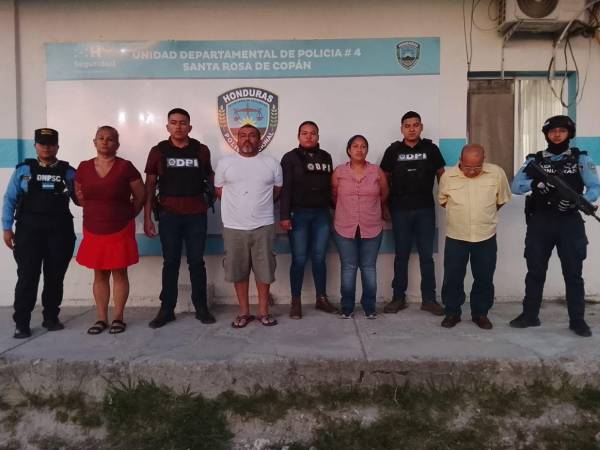 En la imagen, tres de los cuatro familares y el doctor que supuestamente abusaba de la menor a cambio de dinero que le pagaba a los familiares de la víctima.