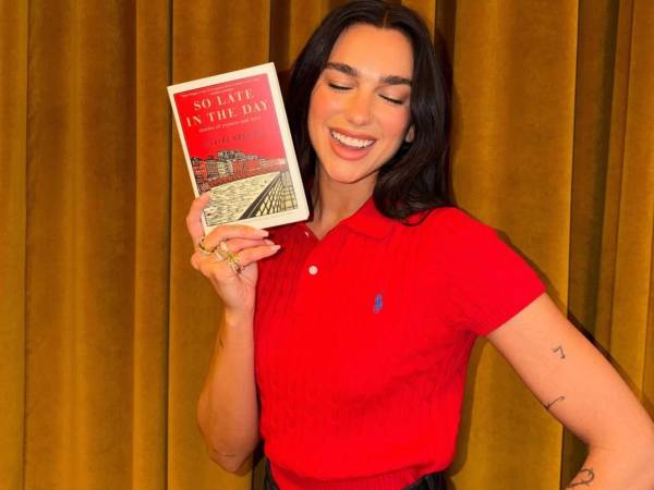 La cantante británico-albanesa Dua Lipa inauguró hoy en la ciudad portuguesa de Oporto la Biblioteca Manifiesto, un espacio permanente dedicado a obras que cuestionan el poder, la censura y la exclusión, fruto de una colaboración entre su club de lectura Service95 y la histórica Librería Lello.