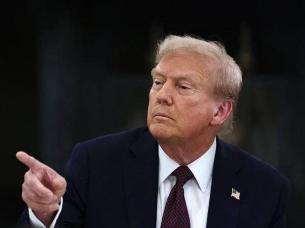 Es un objetivo posible para un buen y certero disparo directo a la puerta principal, respondió Trump sobre la posibilidad de atacar esta zona.