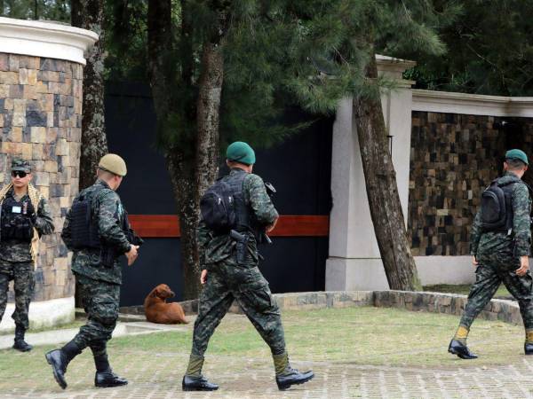 En la residencia del presidente electo de Honduras se mantiene la Guardia de Honor Presidencial.