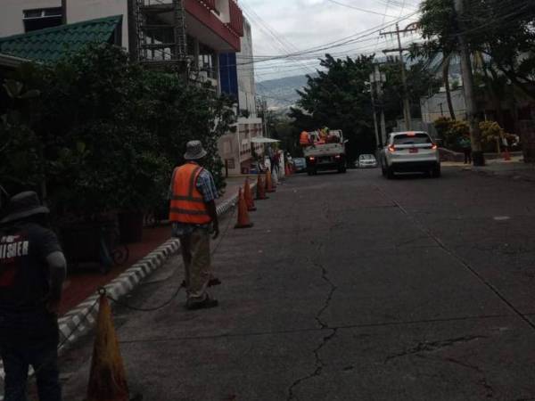 De acuerdo con las denuncias recibidas, en algunos puntos de la ciudad los cobros alcanzan hasta los 100 lempiras por vehículo.