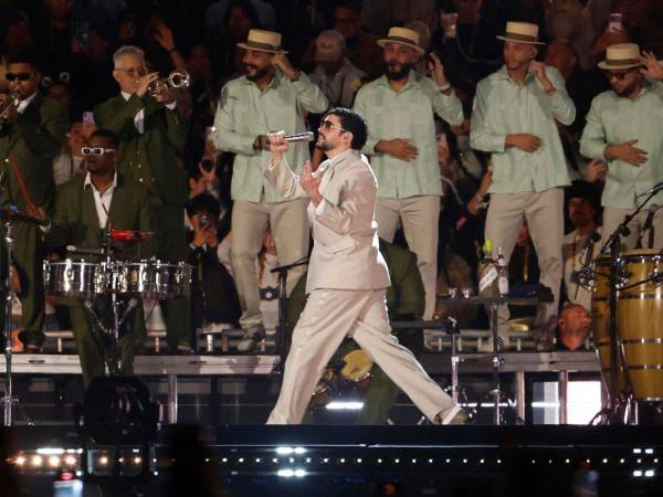 En el video, publicado en YouTube, se observa al cantante Bad Bunny con un teléfono móvil en la mano mientras escucha su tema 'Un baile inolvidable'.