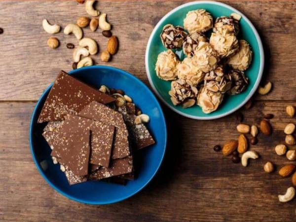 Mix de nueces, semillas y chocolate oscuro, un snack que aporta nutrientes y energía para gritar gol a todo pulmón durante estos partidos de infarto.