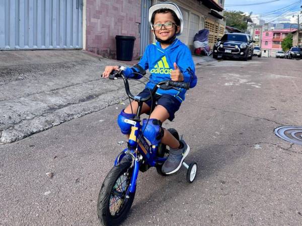 A sus ocho años, Andrés Espinal se ganó el honor de ser el primer inscrito de la Vuelta Infantil 2025 de El Heraldo, motivado por el amor familiar al deporte.