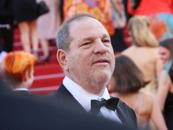 Weinstein, que también fue condenado en Los Ángeles a 16 años de cárcel en 2023, ha mantenido siempre que se relacionó con estas mujeres siempre con su consentimiento y que, de acuerdo al relato del empresario audiovisual, eran ellas quienes lo buscaban para ascender y prosperar en la industria de Hollywood.