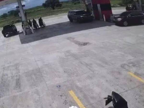 En cámara quedó captado el momento del ataque armado que dejó un saldo de 5 heridos y un muerto. El fallecido es conocido como El Coyote. Aquí las imágenes cuadro a cuadro.