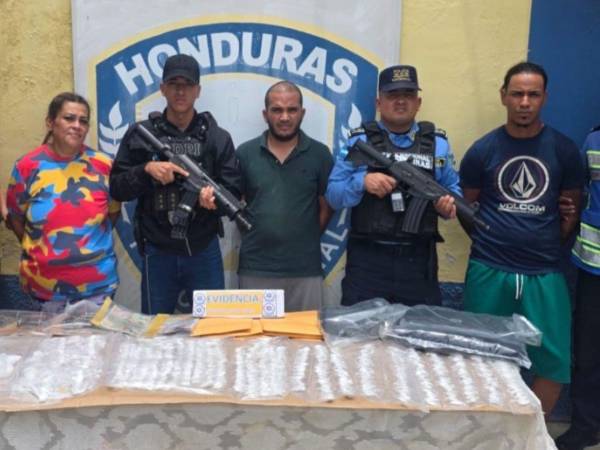 Los agentes policiales capturaron a una mujer y a dos hombres, integrantes de la banda criminal de Las Kiwis, en posesión de drogas y un arma de fuego, por lo que fueron remitidos a la Fiscalía de Turno en Yoro.