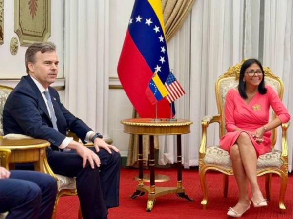 La presidenta encargada de Venezuela, Delcy Rodríguez, recibió este viernes al nuevo encargado de negocios de Estados Unidos en Caracas, John Barrett.