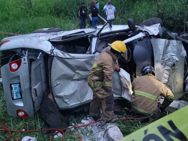 Hacia la zona del incidente llegaron elementos del Cuerpo de Bomberos, de la Policía Nacional y de Medicina Forense para recuperar los cuerpos e iniciar las investigaciones.