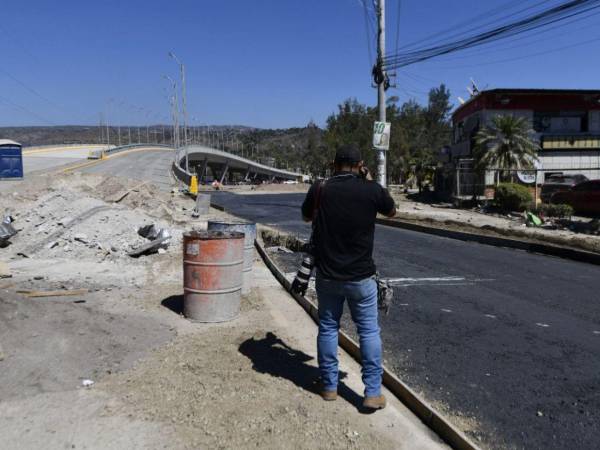 Mientras el puente sigue inconcluso, la municipalidad interviene accesos y tramos cercanos para mejorar la circulación en el anillo periférico.