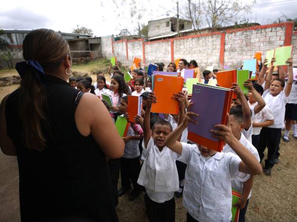 Con sonrisas y entusiasmo, estudiantes de la escuela Monte de los Olivos recibieron cuadernos Quick entregados por la campaña Maratón del Saber 2026.